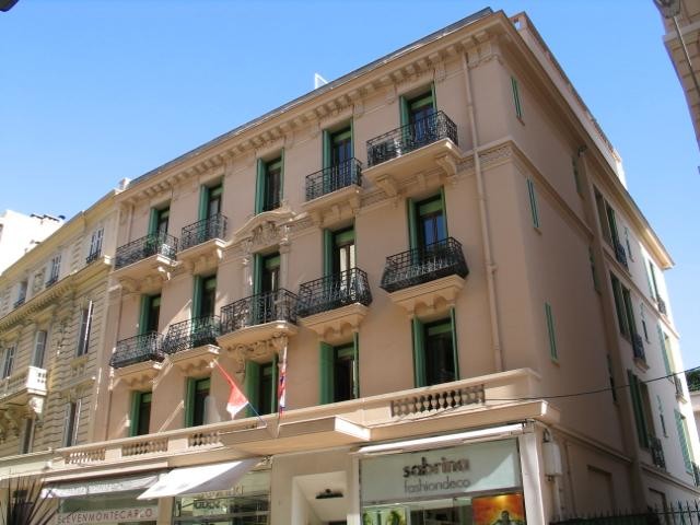 BOULEVARD DES MOULINS - 2 PIECES