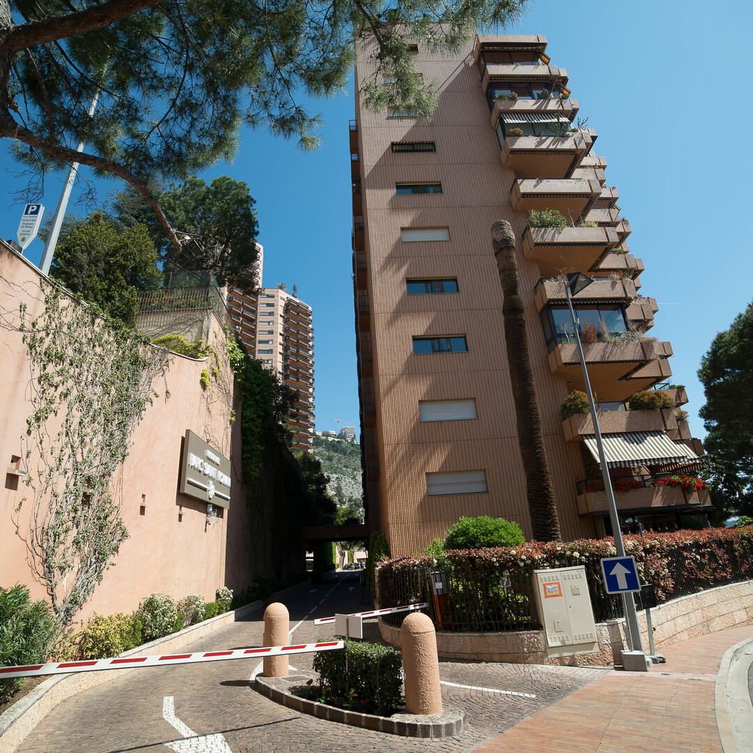 Parc Saint Roman, grand emplacement de voiture fermé