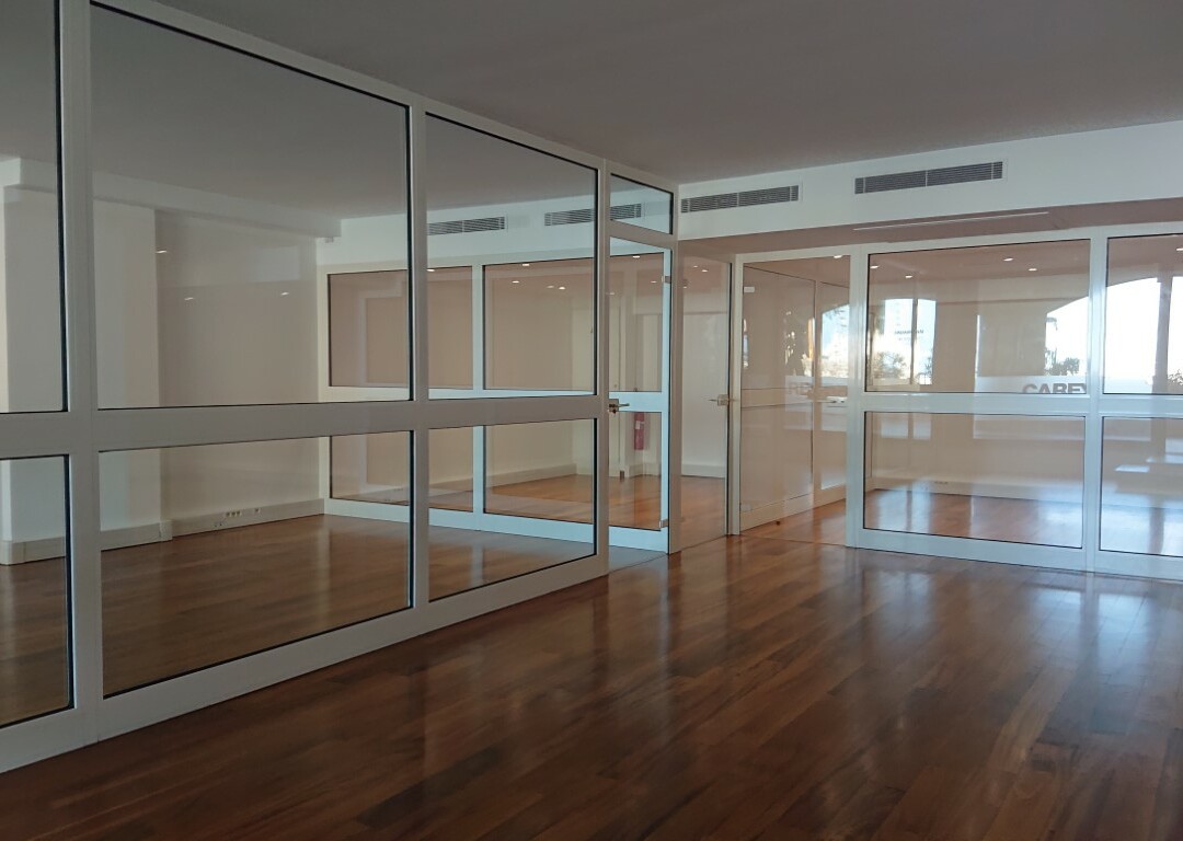 Bureau lumineux avec grande vitrine en excellent état