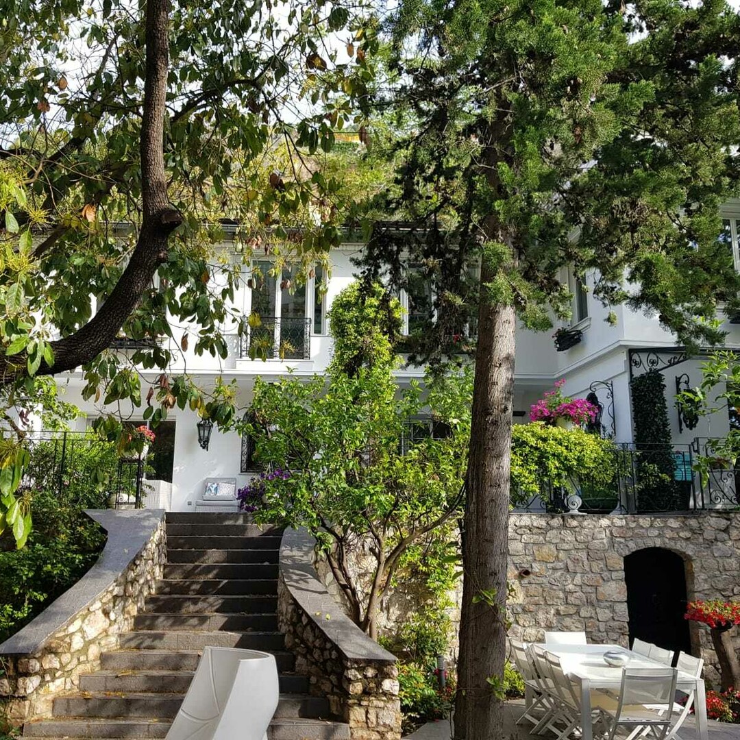EXCEPTIONNELLE VILLA AVEC PISCINE A MONACO