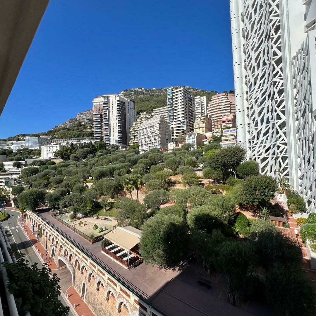 Appartement type studio avec alcove et vue jardins