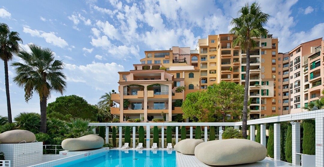 Appartement rénové de deux pièces avec vue sur la mer et le jardin