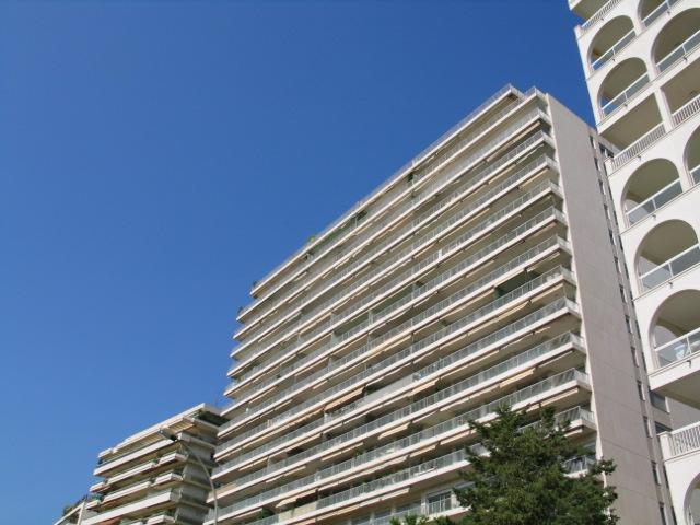 Sole Agent – High-end renovated luxury apartment with sea view